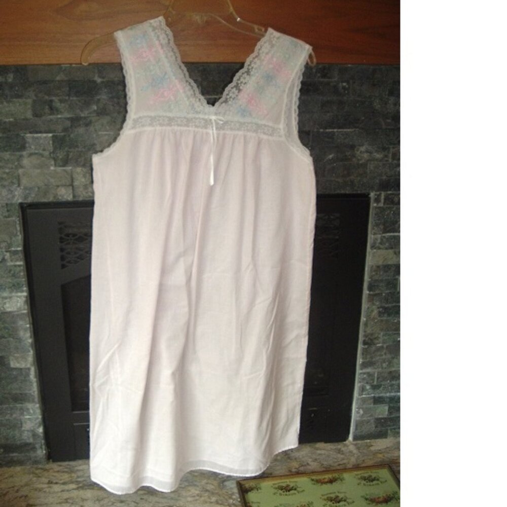 Vintage LORRAINE Nightgown Nightie MADE IN USA Poly/Cotton Lace Size S